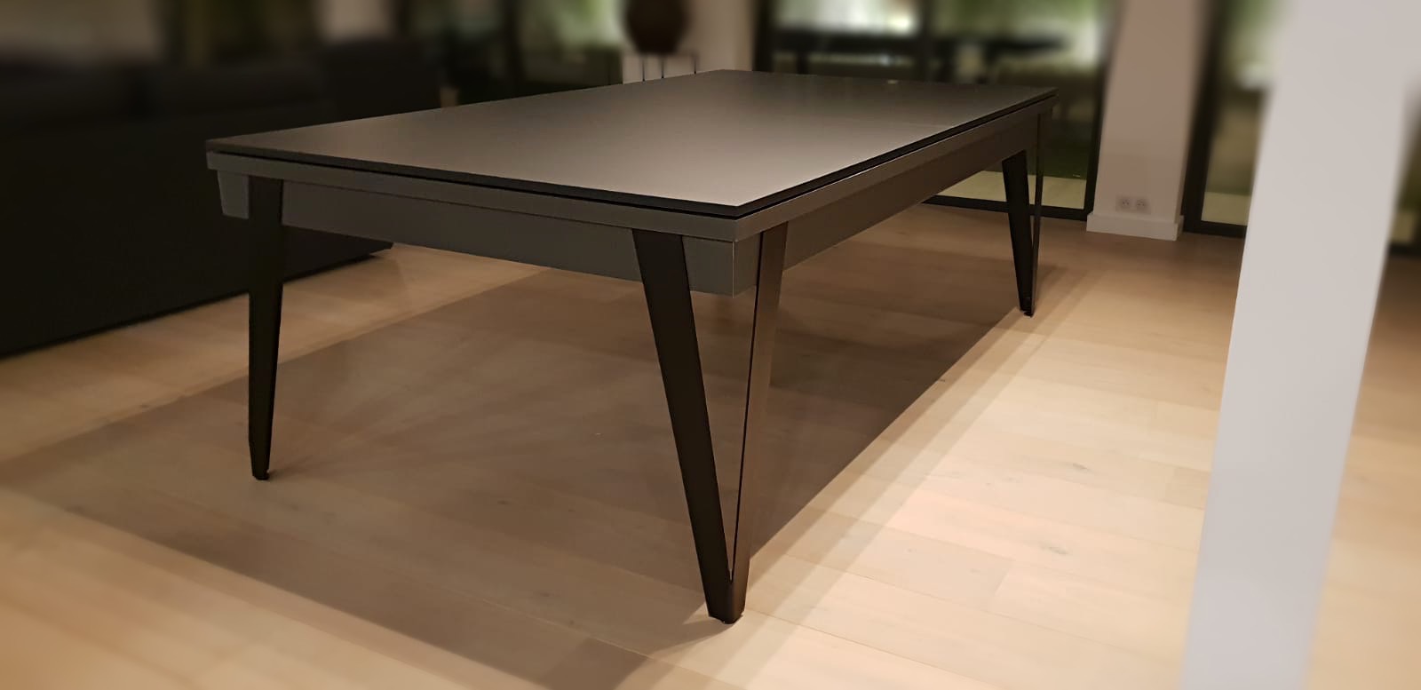 table sobre finition nano graphite au design sérieux et léger avec plateau ST nano noir assorti aux pieds en métal très fin noir se transforme en billard Pure